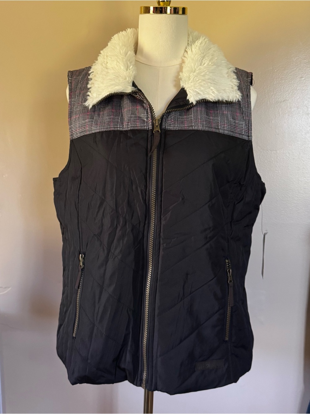 G.H. Bass & Co. Black Quilted Vest with Cream Faux-Fur Collar
